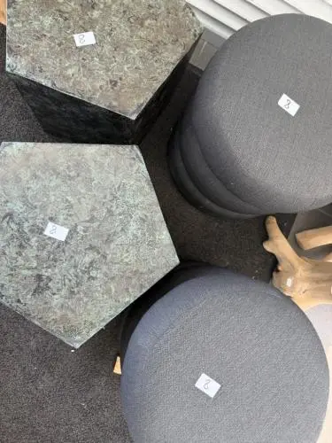 Set van 3 ronde houten bijzettafels – kavel bij Openbare Verkopen, Blankenberge