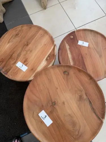 Set van 3 ronde houten bijzettafels – kavel bij Openbare Verkopen, Blankenberge