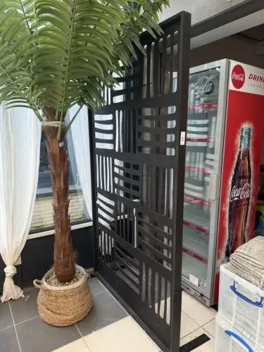 Decoratieve zwarte zijwand / scheidingswand – kavel bij Openbare Verkopen, Blankenberge