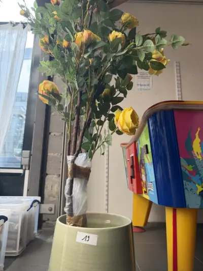 Decoratieve kunstrozenboom met J-Line bloempot ( bloempot inbegrepen) – kavel bij Openbare Verkopen, Blankenberge