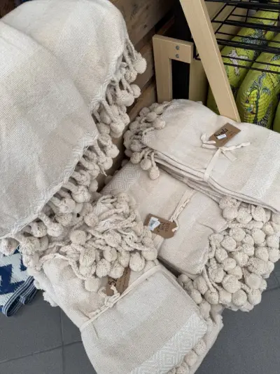 Simla – Luxe plaid crème/beige met pompons – 130 x 170 cm ( 10 stuks) – kavel bij Openbare Verkopen, Blankenberge