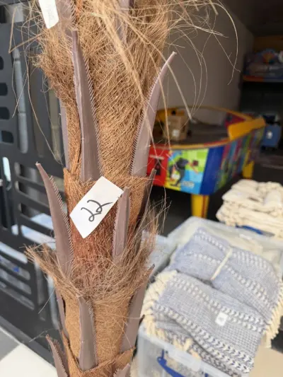 Grote decoratieve kunstpalmboom met siermand inbegrepen (1 stuk) – kavel bij Openbare Verkopen, Blankenberge