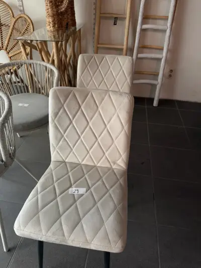 Moderne eetkamerstoel – Crèmewit met zwart onderstel (2 stuks) – kavel bij Openbare Verkopen, Blankenberge