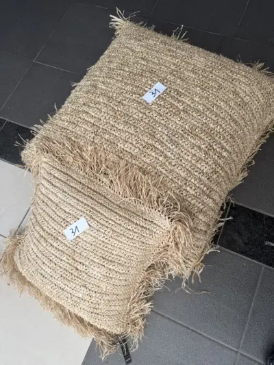 J-Line set van 2 sierkussens in gevlochten stro 1 groter formaat 1 kleiner formaat – kavel bij Openbare Verkopen, Blankenberge