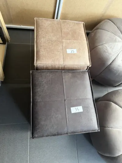 Set van 2 poefs – Rivièra Maison Donkergrijs en taupe/beige – kavel bij Openbare Verkopen, Blankenberge