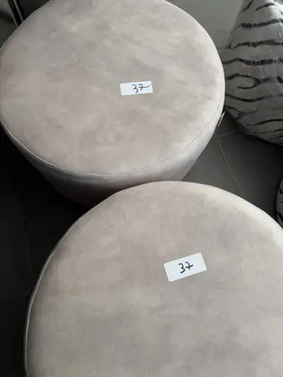 HSM set van 3 ronde poefs ( lichtgrijs/ taupe) – kavel bij Openbare Verkopen, Blankenberge