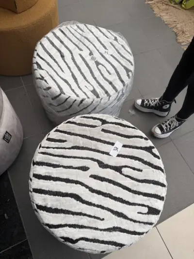 Riverdale set van 2 ronde poefs met zebraprint – kavel bij Openbare Verkopen, Blankenberge