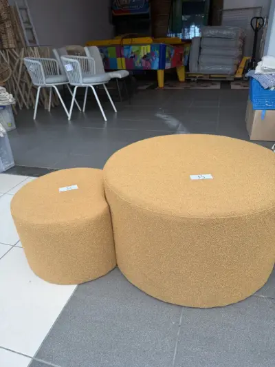 Set van 2 ronde poefs - okergeel - bouclé – kavel bij Openbare Verkopen, Blankenberge