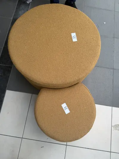 Set van 2 ronde poefs okergeel/ bouclé – kavel bij Openbare Verkopen, Blankenberge