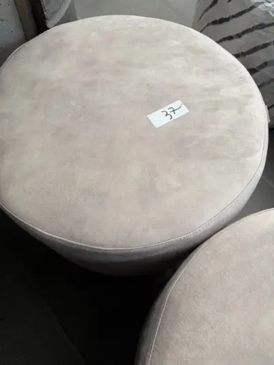 ronde poef ( lichtgrijs/taupe) HSM collection 1 stuk – kavel bij Openbare Verkopen, Blankenberge
