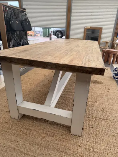 Grote landelijke eettafel – Naturel hout met wit onderstel 240cm/ 100cm – kavel bij Openbare Verkopen, Blankenberge
