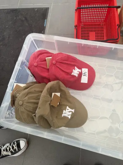 New york petten ( 8x rood & 8x beige) – kavel bij Openbare Verkopen, Blankenberge