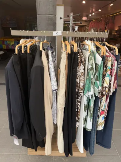Mannenkledij met rek inbegrepen ( 20tal kledij stuks) – kavel bij Openbare Verkopen, Blankenberge