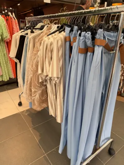 Vrouwenkleding met metalen rek inbegrepen ( terra di sienna ) 37 stuks – kavel bij Openbare Verkopen, Blankenberge