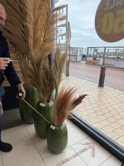 J-Line set van 3 donkergroene siervazen met droogdecoratie Afmetingen: 70 cm, 55 cm en 40 cm – kavel bij Openbare Verkopen, Blankenberge
