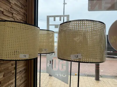 Lampkap op voet 4 stuks crèmekleurig met zwart – kavel bij Openbare Verkopen, Blankenberge