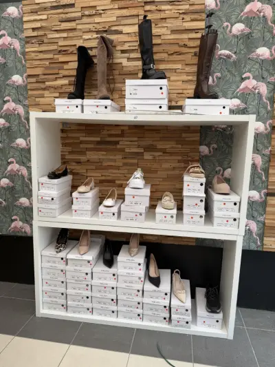 42 paar dames schoenen + 1 paar mannen schoenen met de witte rekken inbegrepen & 2 schoentrekkers – kavel bij Openbare Verkopen, Blankenberge