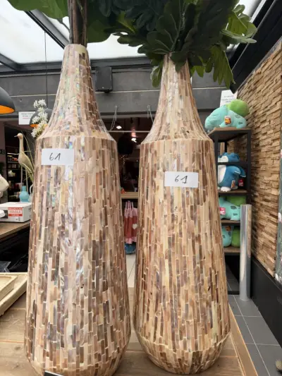 J-Line set van 2 grote luxe siervazen met parelmoer mozaïek met sierplanten – kavel bij Openbare Verkopen, Blankenberge