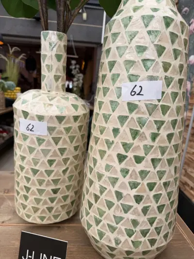 J-Line set van 2 grote siervazen met crème/groen mozaïek met sierplanten inbegrepen – kavel bij Openbare Verkopen, Blankenberge