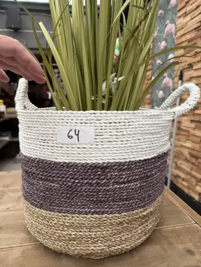 Decoratieve gevlochten mand met kunstbloemen en siergrassen ( wit/ taupe/ beige) – kavel bij Openbare Verkopen, Blankenberge