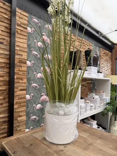 Grote decoratieve kunstplant met witte bloemen in sierpot – kavel bij Openbare Verkopen, Blankenberge