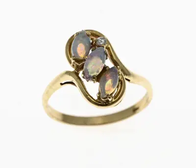 Ring met opalen, 9 ct – kavel bij Twents Veilinghuis