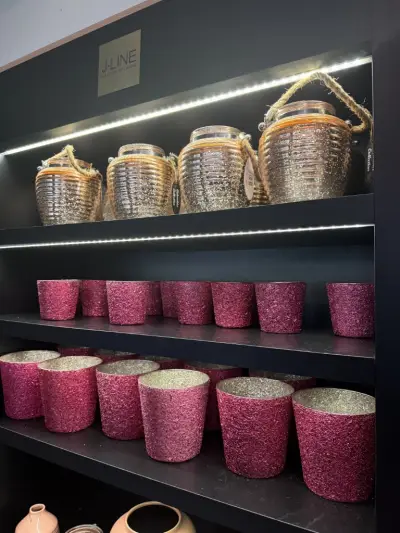 Partij J-Line decoratieartikelen – ± 40 stuks ( kast niet inbegrepen) – kavel bij Openbare Verkopen, Blankenberge