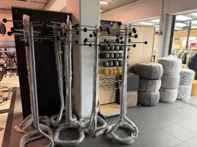 Set van 2 staande metalen kapstokken – kavel bij Openbare Verkopen, Blankenberge