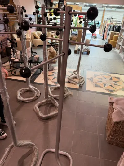 Set van 2 staande metalen kapstokken Grijs/zwart – kavel bij Openbare Verkopen, Blankenberge