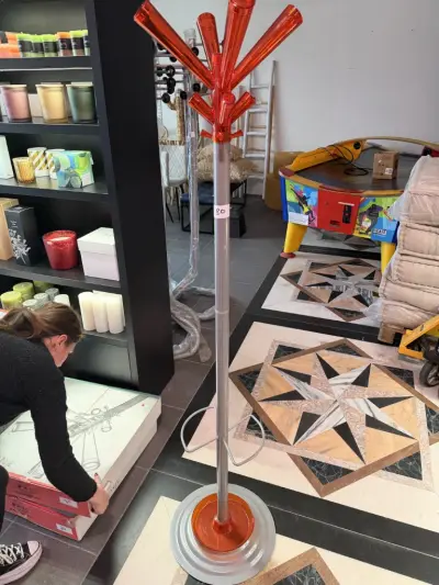 1 stuk oranje/grijze kapstok – kavel bij Openbare Verkopen, Blankenberge