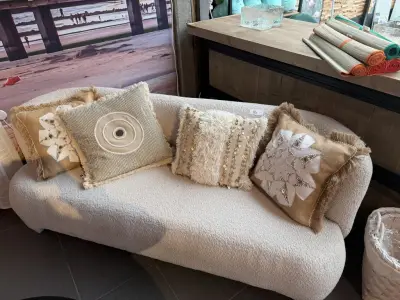 J-Line – Luxe teddyzetel met sierkussens – kavel bij Openbare Verkopen, Blankenberge