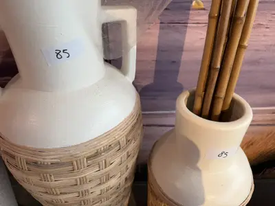 Set van 2 grote siervazen met decoratieve pluimen – kavel bij Openbare Verkopen, Blankenberge
