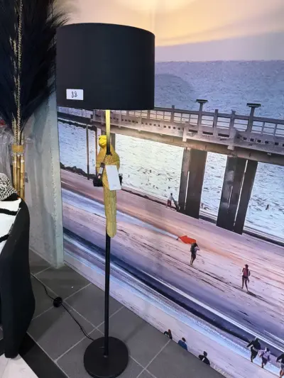 Staande designlamp met gouden papegaai – kavel bij Openbare Verkopen, Blankenberge