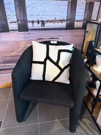 Zwarte fauteuil met sierkussen wit/zwart – kavel bij Openbare Verkopen, Blankenberge