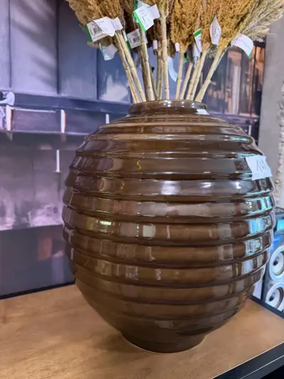 Grote bruine + kleine siervaas met decoratieve droogtakken – kavel bij Openbare Verkopen, Blankenberge