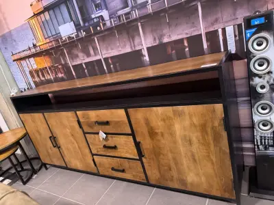 Groot industrieel dressoir – Hout en zwart metaal (3 lades en een open vak) – kavel bij Openbare Verkopen, Blankenberge