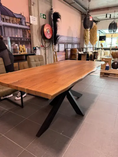 Grote eiken tafel 200cm 100cm met zwarte voetsteunen – kavel bij Openbare Verkopen, Blankenberge