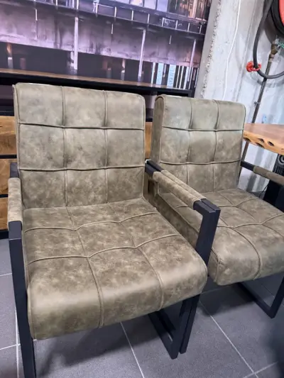 donkergroene stoelen met zwart poten 2 stuks – kavel bij Openbare Verkopen, Blankenberge