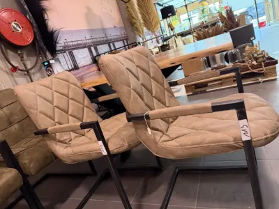 taupe stoelen met zwarte poten 2 stuks – kavel bij Openbare Verkopen, Blankenberge