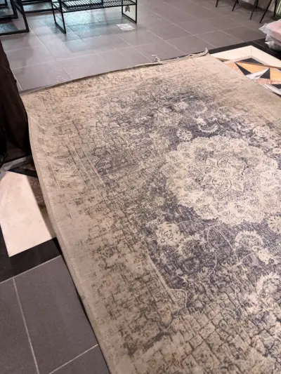 Toonzaal gebruikt Marokkaans tapijt groot ( blauw/grijs) – kavel bij Openbare Verkopen, Blankenberge