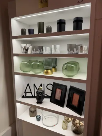 Inhoud kast decoratie spullen verschilende merken ( J-line, Riverdale..) kast niet inbegrepen – kavel bij Openbare Verkopen, Blankenberge