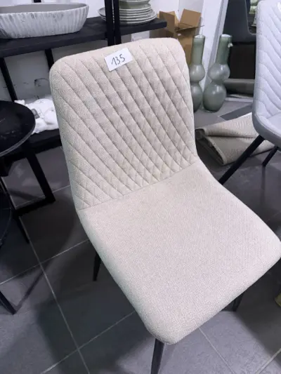 licht beige stoelen met zwarte poten 4 stoelen – kavel bij Openbare Verkopen, Blankenberge