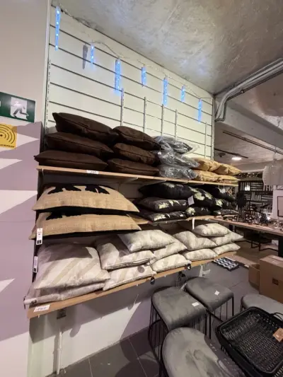 35 stuks sierkussens J-line & riverdale ( bruin/ cognac etc) – kavel bij Openbare Verkopen, Blankenberge