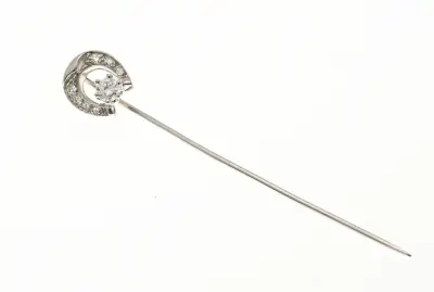 Witgouden hoefijzer dasspeld met diamant – kavel bij Twents Veilinghuis