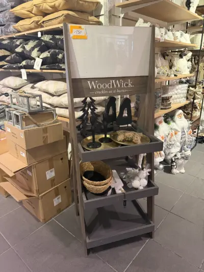 Woodwick rek + diverse decoratie materialen – kavel bij Openbare Verkopen, Blankenberge