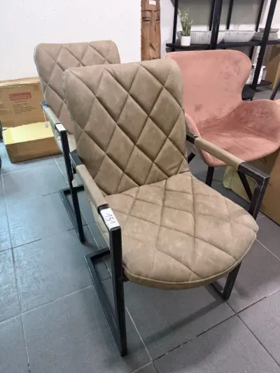2 beigeachtige stoelen met zwarte poten – kavel bij Openbare Verkopen, Blankenberge