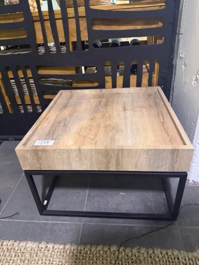 bijzettafeltje met houten tablet en zwarte voet vierkant – kavel bij Openbare Verkopen, Blankenberge
