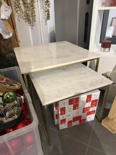Marmere witte bijzettafel met gouden potten set van 2 (2 stuks ) – kavel bij Openbare Verkopen, Blankenberge