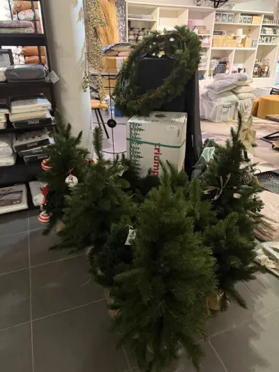 Kerstbomen grote & kleine circa 18 (vals) – kavel bij Openbare Verkopen, Blankenberge