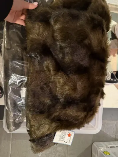 circa 150 kussenslopen verschillende kleuren roze/bruin/grijs/ faux fur vel (Simla) – kavel bij Openbare Verkopen, Blankenberge